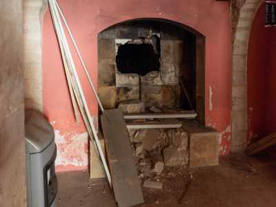 Torniamo nella corte e, tramite una piccola porta, giungiamo nella vecchia cucina dove si trova un grande camino forato al centro